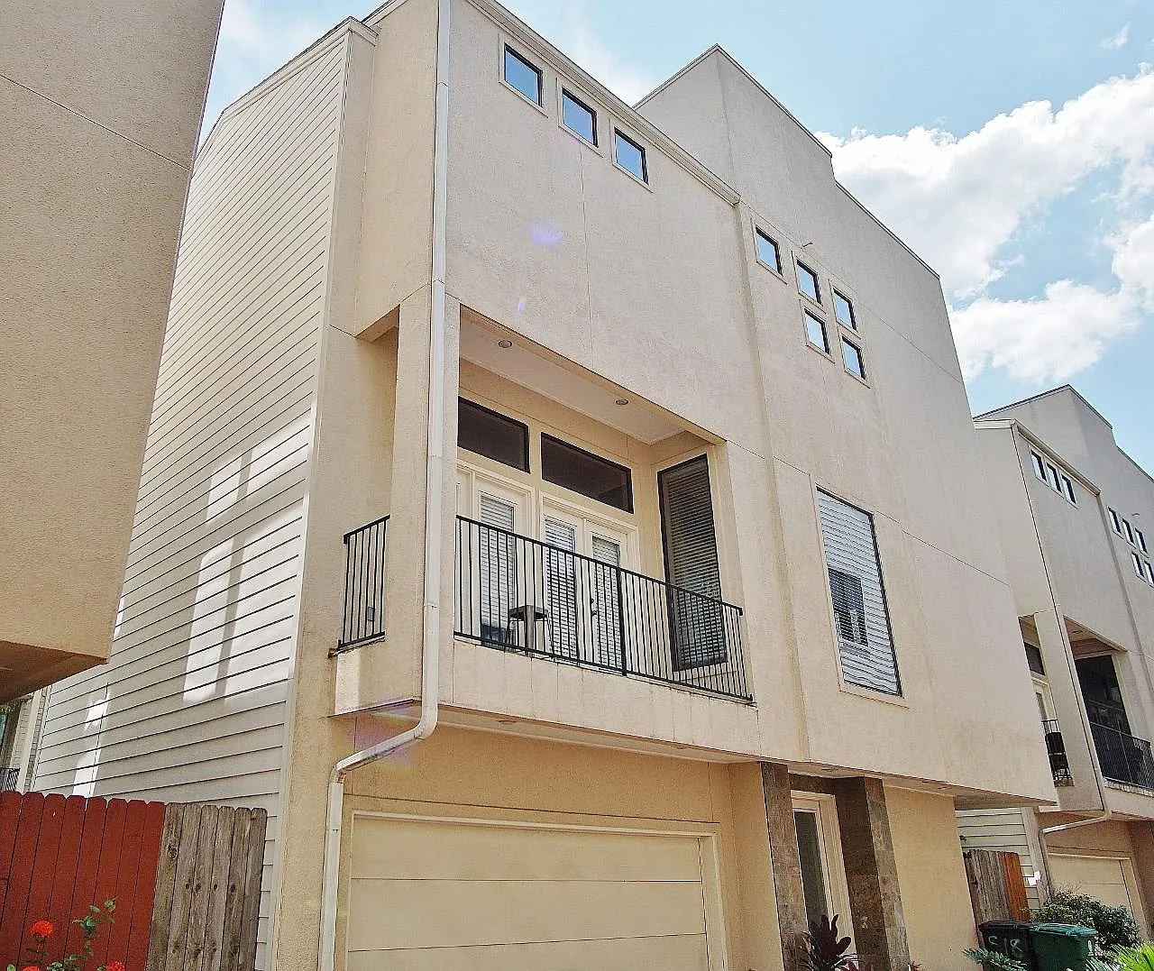 3 bed, 3.5 bath, 2483 sqft, $3,100 — Photo 2
