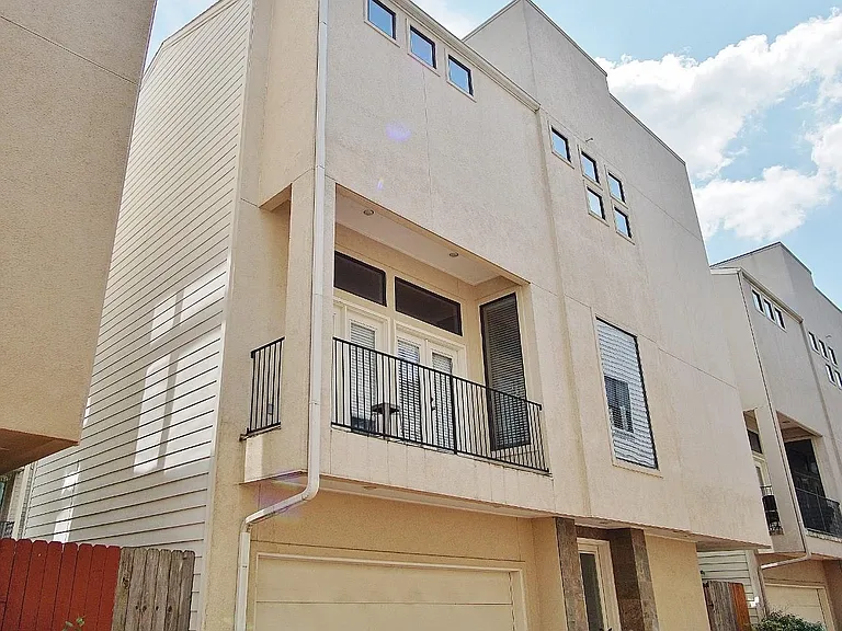 818 Lester St — Photo 2