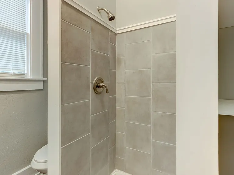 1013 W Victory Dr — Photo 14