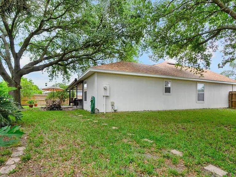 3376 International Village Dr W — Photo 24