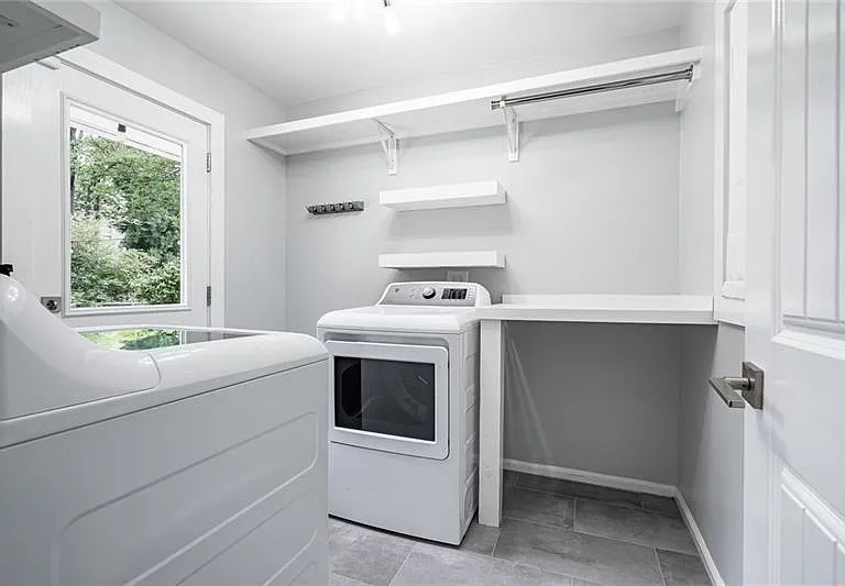 2470 Landeau Cir — Photo 11