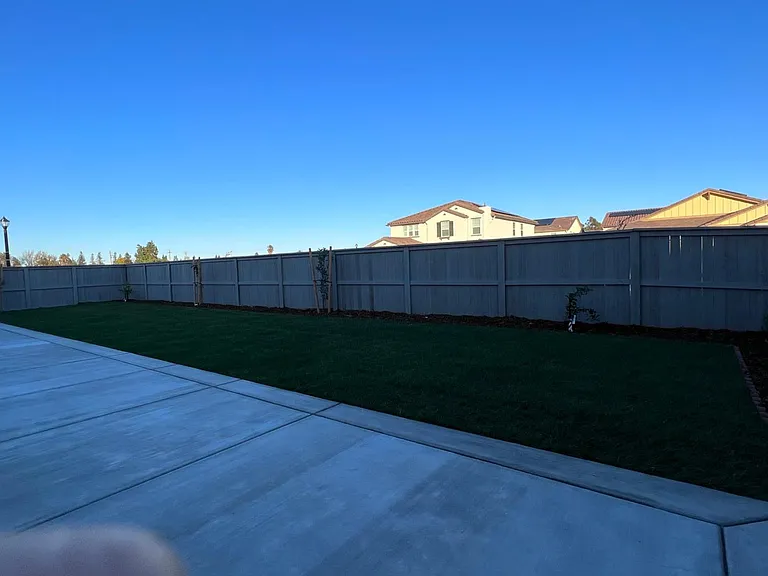 1400 Van Zee Dr — Photo 2