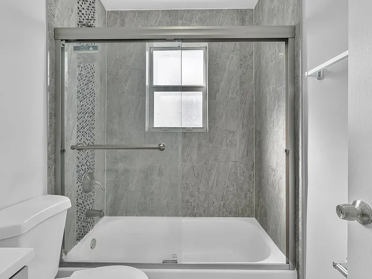 1142 SW 4th St #10 — Photo 6