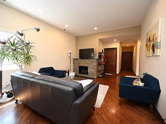 3rd image of 5910 N Milwaukee Ave #2