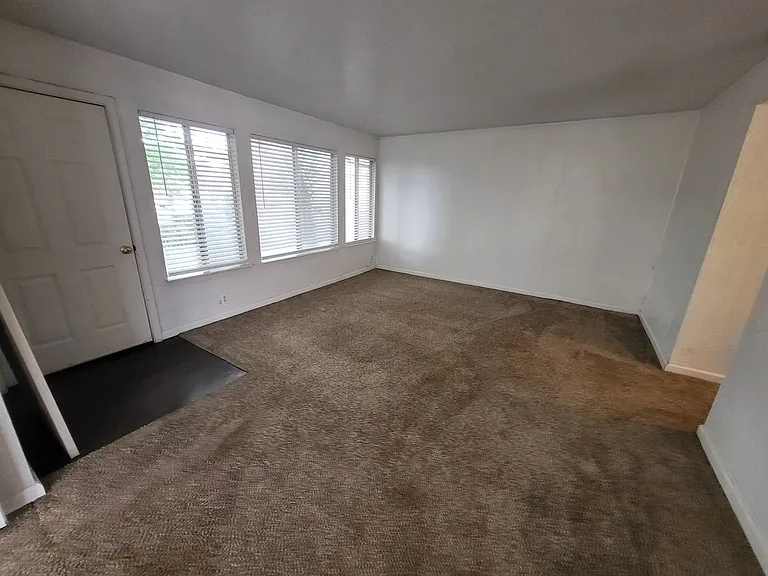 2 Castle Way — Photo 2