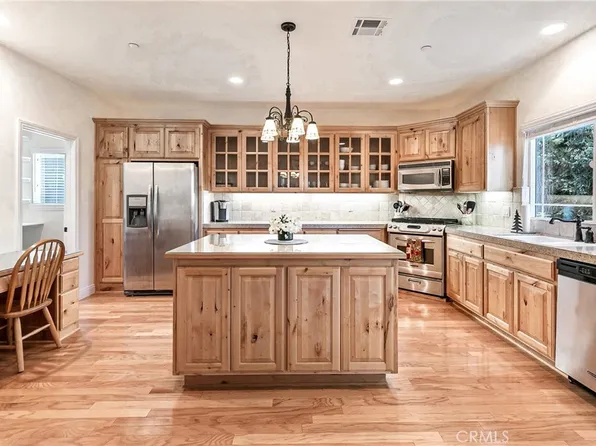 27376 Pinewood Dr, Lake Arrowhead, CA 92352