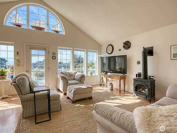 4th image of 622 Ocean Shores Boulevard SW
