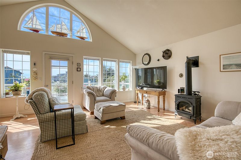 4th image of 622 Ocean Shores Boulevard SW