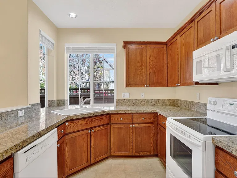 1052 SE Portlandia Ave — Photo 5
