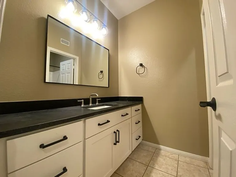 409 Lexington Cir — Photo 7