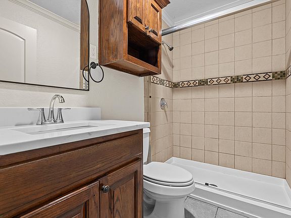 14th image of 104 E Franklin St