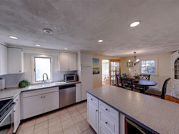 3rd image of 30 Roosevelt Dr