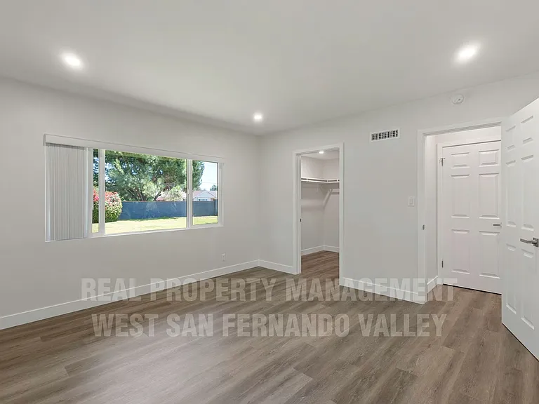 9801 Columbus Ave — Photo 44