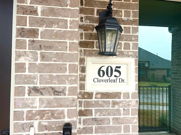 605 Cloverleaf Dr — Photo 2