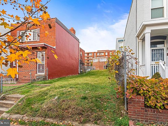 3rd image of 1018 4th St NE