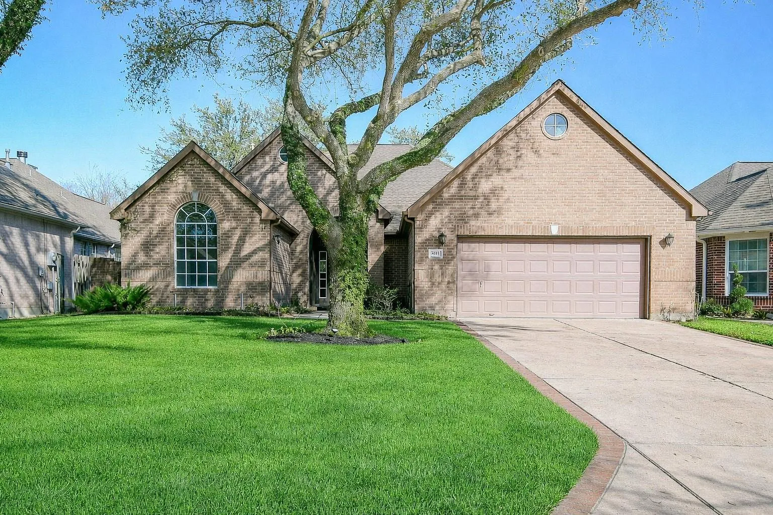 3 bed, 2.0 bath, 2133 sqft, $2,550 — Photo 1