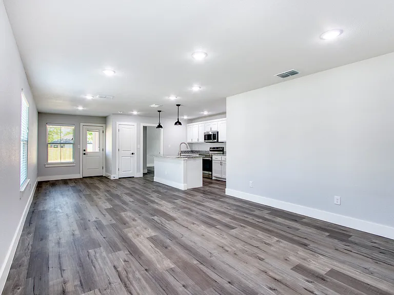 1400 Maple St — Photo 3