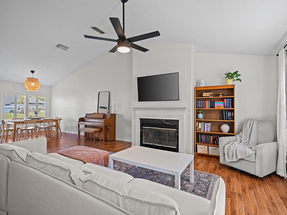 1st image of 284 N Churchill Dr