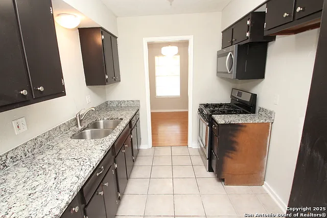 310 Threadneedle Ln — Photo 9