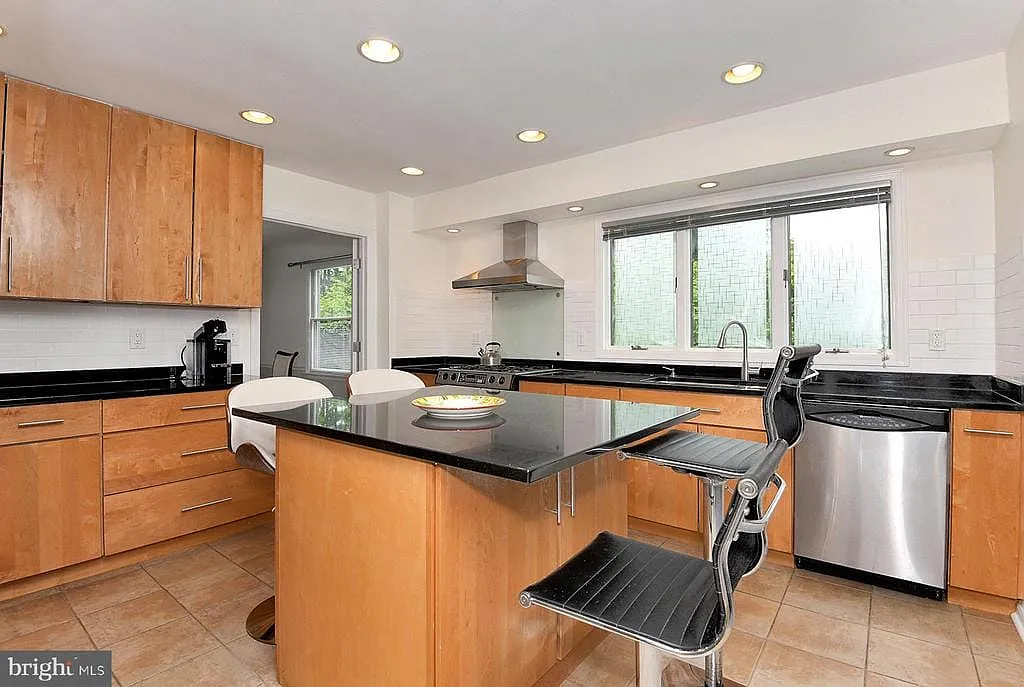 4 bed, 2760 sqft, $4,650 — Photo 4