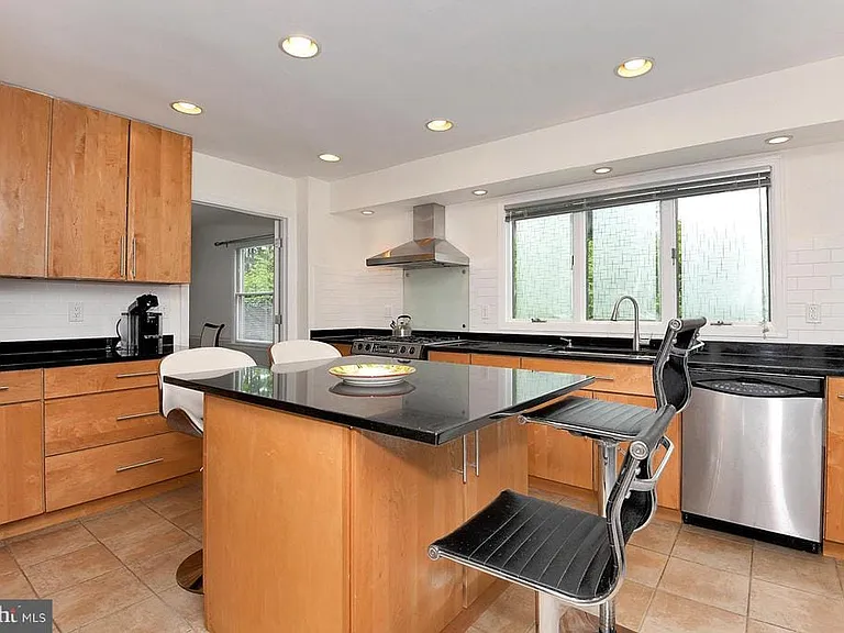 106 Washington Rd — Photo 4