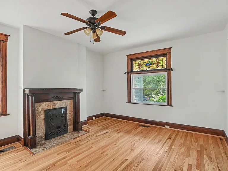 2428 Robertson Ave — Photo 6