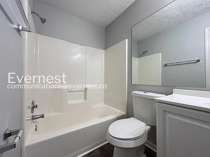 1336 Yorkshire Ln — Photo 15