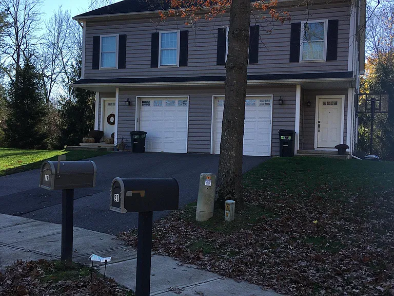 19 Riverside Dr — Photo 31