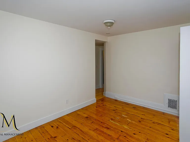 208-210 Fort Pleasant Ave — Photo 24