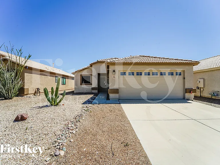 7826 N Sun Flair Dr — Photo 1