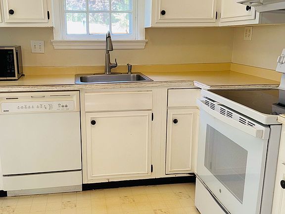 4th image of 63 W Salisbury Dr