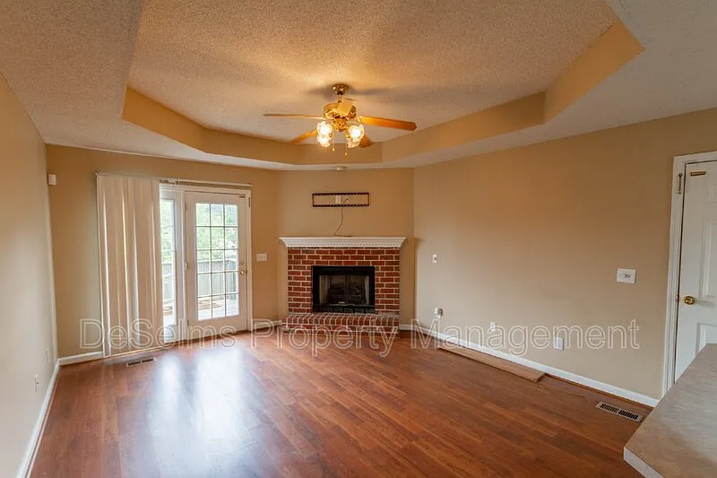 3 bed, 2.0 bath, 1148 sqft, $1,900 — Photo 3