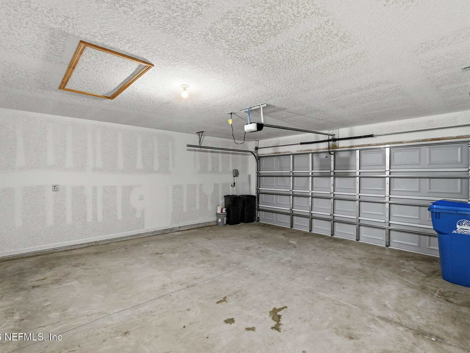 4 bed, 2.0 bath, 1919 sqft, $2,300 — Photo 2