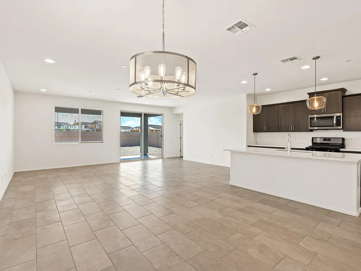 5 bed, 2920 sqft, $3,200 — Photo 4