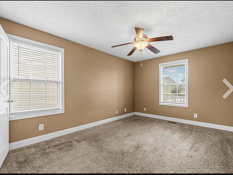546 Falkland Cir — Photo 12
