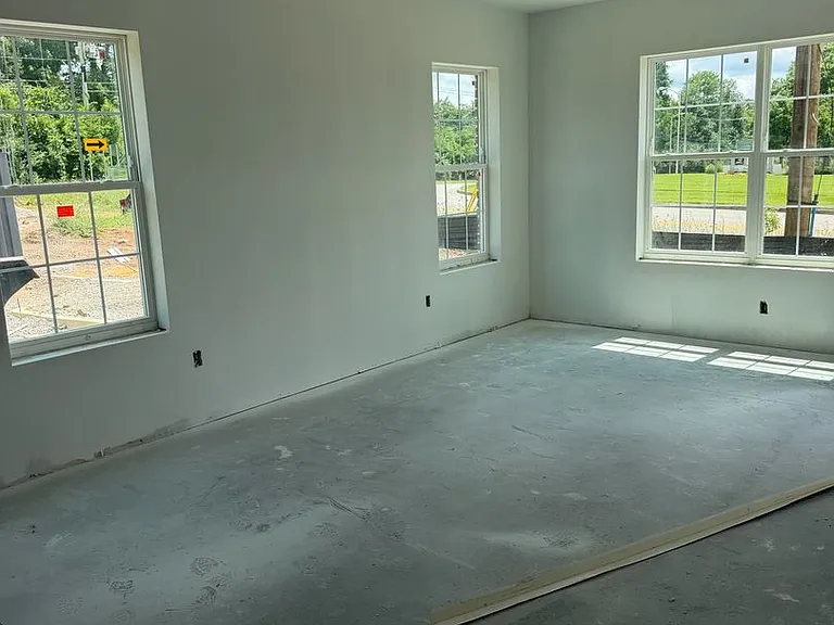 300 Lindenhurst Dr — Photo 9