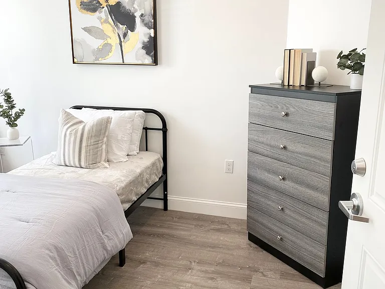 CORPORATE EXECUTIVE HOUSING — Photo 3