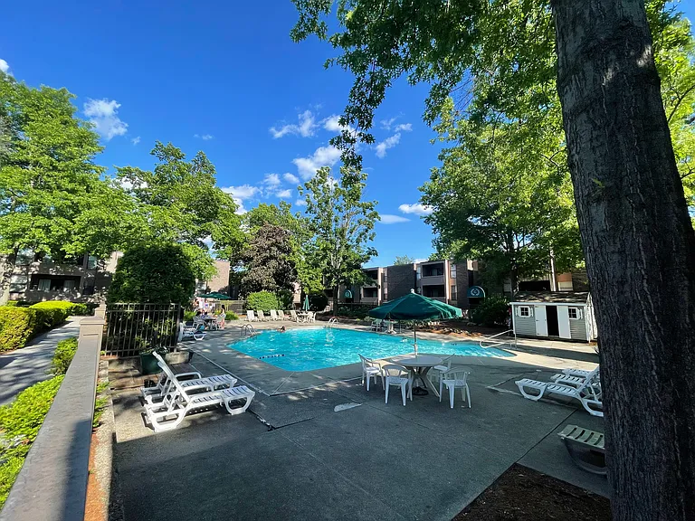 2 Shrewsbury Green Dr #I — Photo 37
