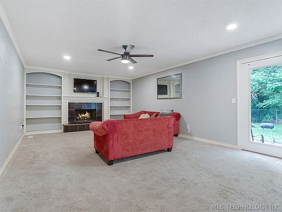 4th image of 809 W Birmingham St