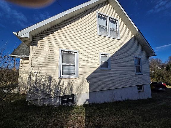 2nd image of 1704 Main St E