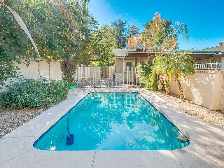 526 E Flynn Ln — Photo 30