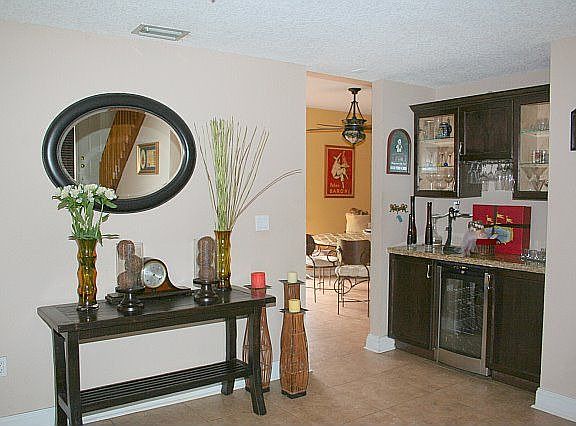 Bar & entertaining area