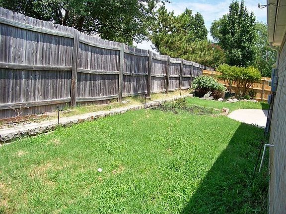 3rd image of 905 Creekbend Dr