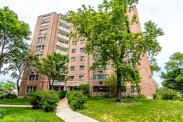 1st image of 1122 W Lunt Ave APT 2B