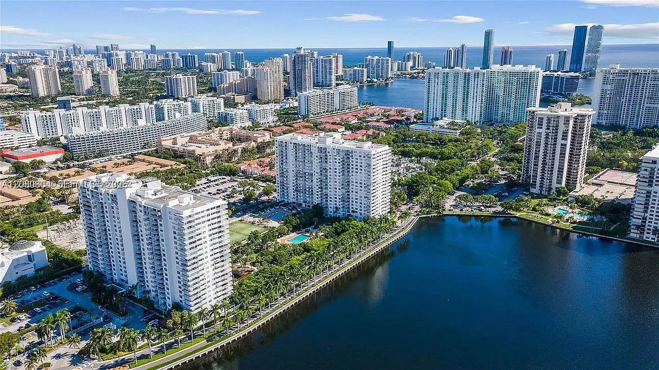 Admirals Port Condo-East — Photo 1