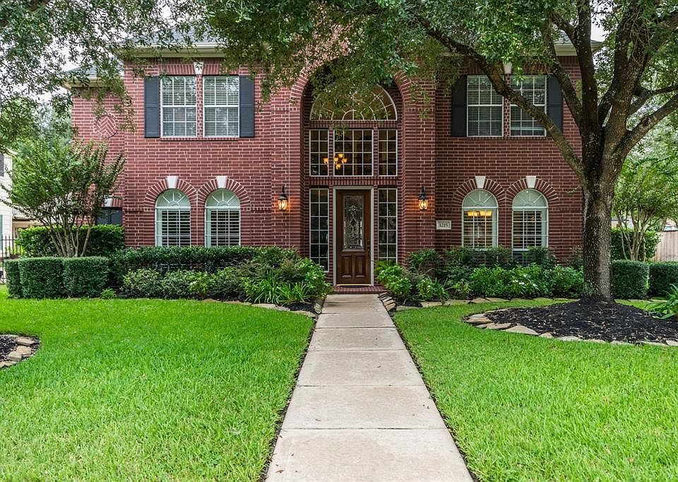 Welcome !! Beautiful Trendmaker home with traditional front elevation.