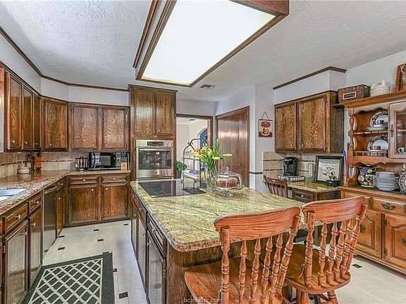 3rd image of 2610 Sandelwood Ct