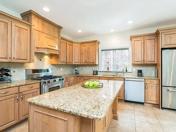 Kitchen w/granite island