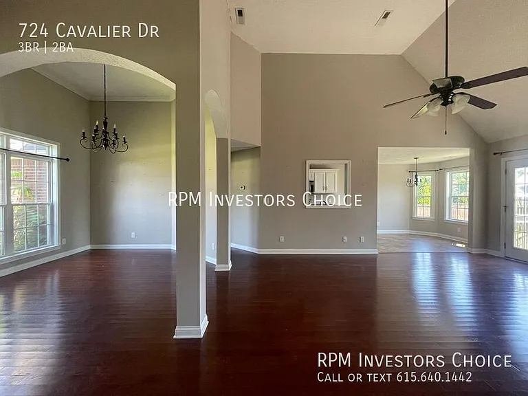 724 Cavalier Dr — Photo 5