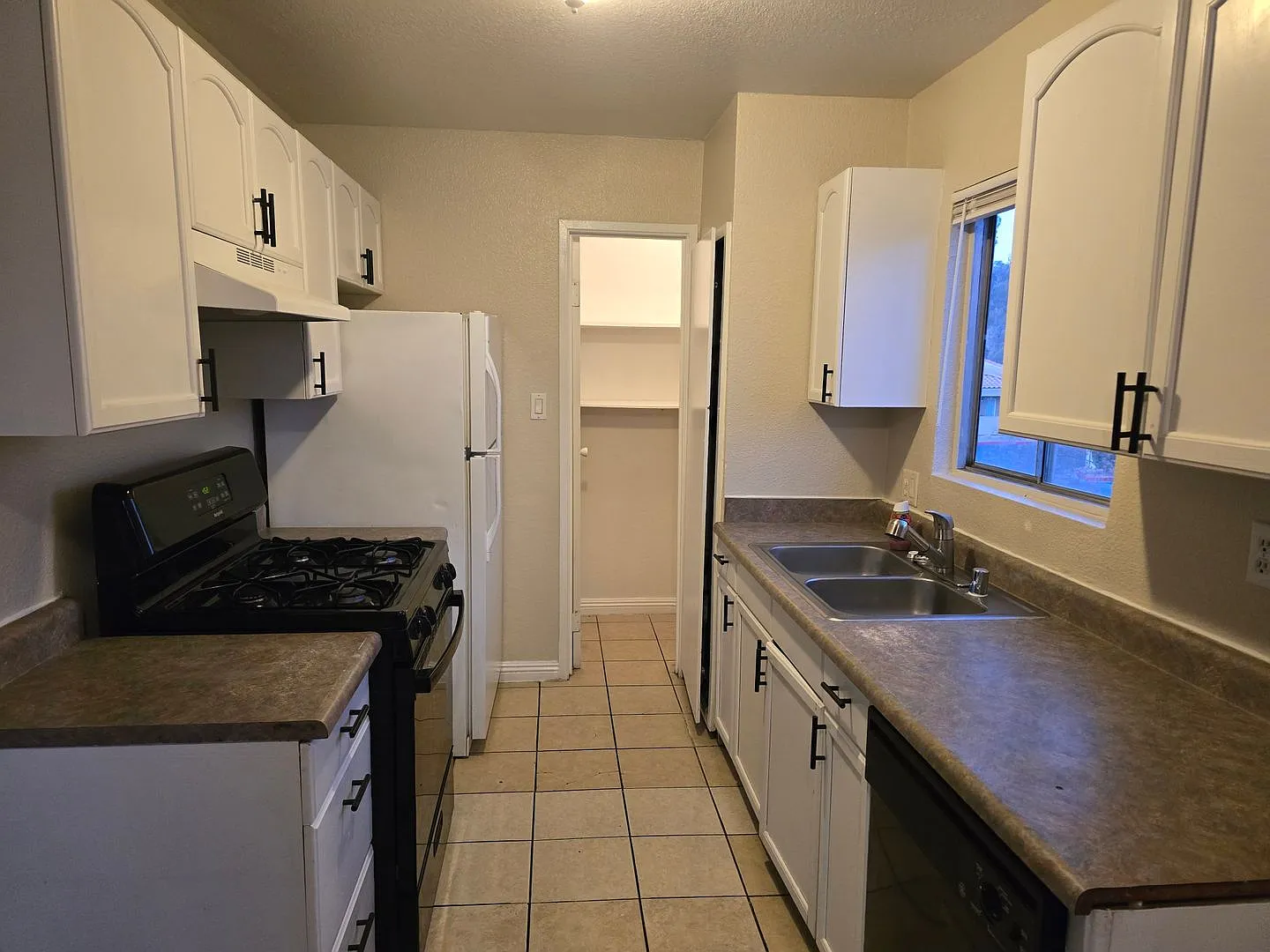 Hernandez Breckenwood Ct 1724 Las Vegas Nv 89115 — Photo 2